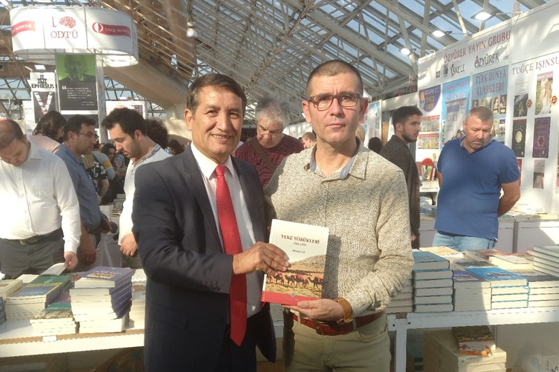 Prof. Dr. Mehmet AK İmza Gününde Kitapseverler İle Buluştu