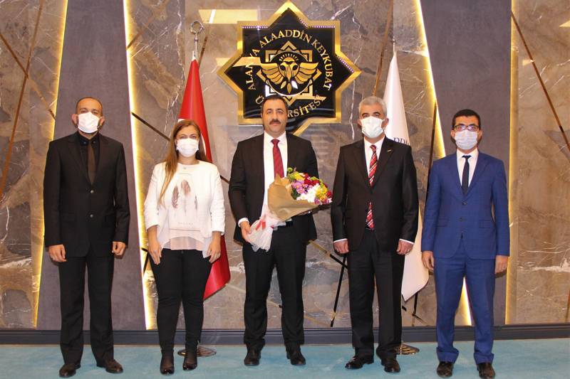 REKTÖRÜMÜZ PROF.DR.EKREM KALAN ÖĞRETMENLER GÜNÜ MÜNASEBETİYLE DEKANIMIZ PROF.DR. SÜLEYMAN CEM ŞAKTANLI  VE DEKANLIK YÖNETİMİNİ KABUL ETTİ