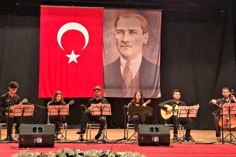 ALKÜ MÜZİK ÖĞRETMENLİĞİ ÖĞRENCİLERİ İZMİR'DE MÜZİKSEVERLERİN BEĞENİSİNİ TOPLADI