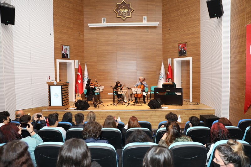 Rektörümüz Sayın Prof. Dr. Ekrem KALAN'ın desteği ile kurulan Müzik Eğitimi Ana Bilim Dalımız Ahenk Projesi kapsamında Türkler Güzel Sanatlar Lisesi öğrencilerini muhteşem bir konser ile ağırladı.