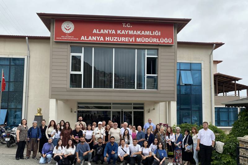 ALKÜ’LÜ ÖĞRETMEN ADAYLARI ALANYA HUZUREVİ’NDE